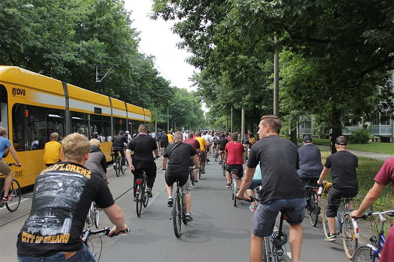 Dynmofans fahren Fahrrad