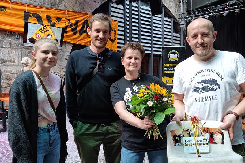 Fanprojekt Dresden übergibt Sitzschale an FG-Vorstand