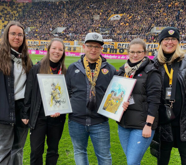 Bildübergabe zur Fanzeit im Rudolf-Harbig-Stadion
