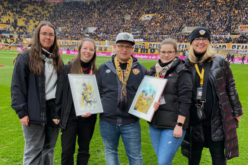 Bildübergabe zur Fanzeit im Rudolf-Harbig-Stadion