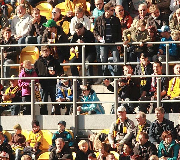 Fans im Rollstuhl im Dynamo-Stadion