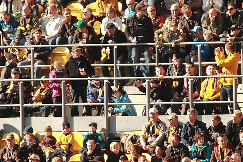 Fans im Rollstuhl im Dynamo-Stadion