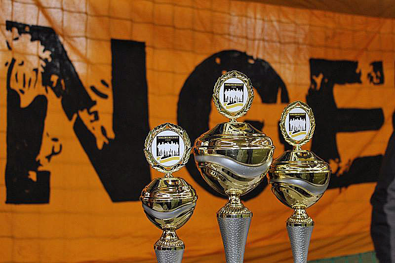 Die Pokale für die bestplatzierten Teams