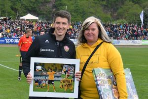 Jim-Patrick Müller mit seinem Abschiedsgeschenk