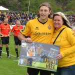 Michael Hefele mit seinem Abschiedsgeschenk