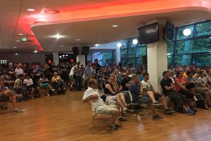 vollbesetzter VIP-Raum zum Stammtisch