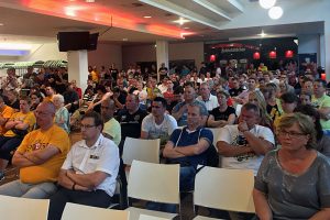 Fans im VIP-Raum des Dynamo-Stadions