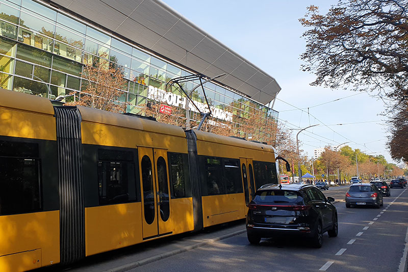 Straßenbahn der DVB und Autos am Rudolf-Harbig-Stadion