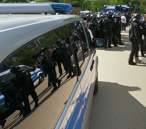 Polizei beim Aufstiegsspiel von Dynamo Dresden