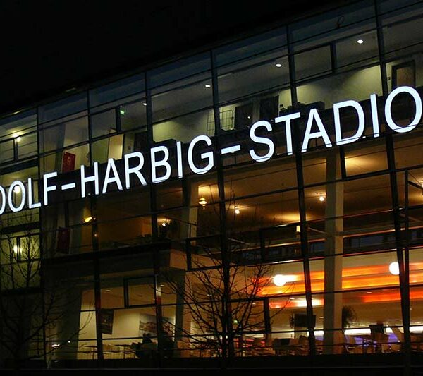 Rudolf-Harbig-Stadion bei Nacht