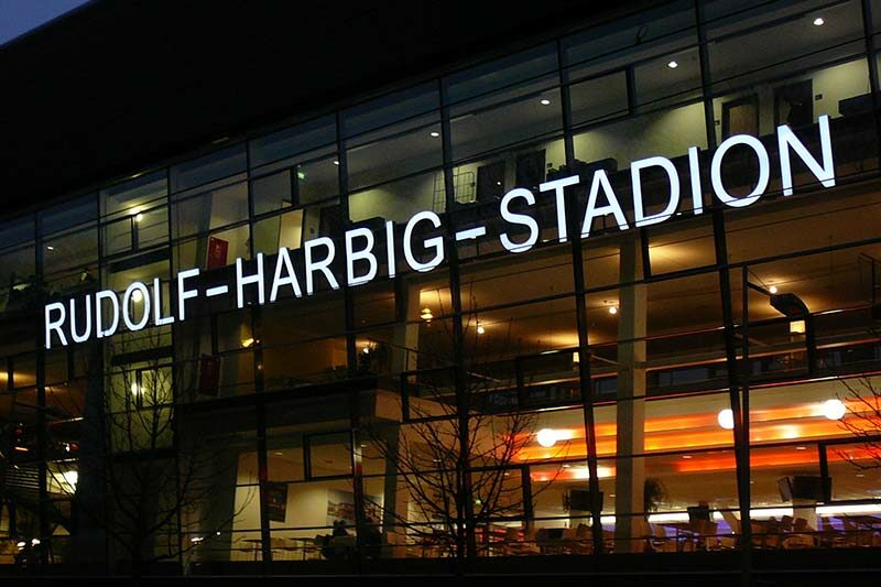 Rudolf-Harbig-Stadion bei Nacht