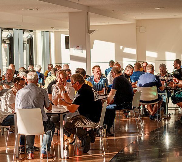 Fans spielen Skat im Rudolf-Harbig-Stadion