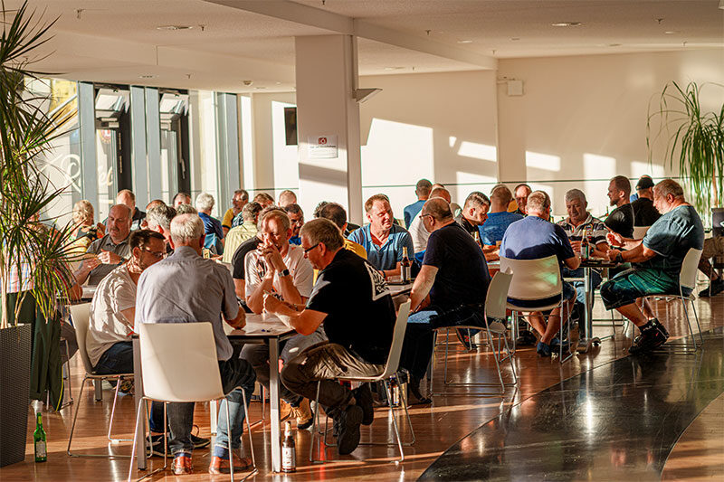 Fans spielen Skat im Rudolf-Harbig-Stadion