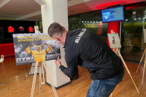 Stefan Kutschke signiert Dynamo-Kunstwerk
