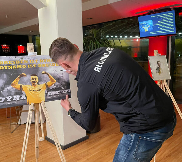 Stefan Kutschke signiert Dynamo-Kunstwerk