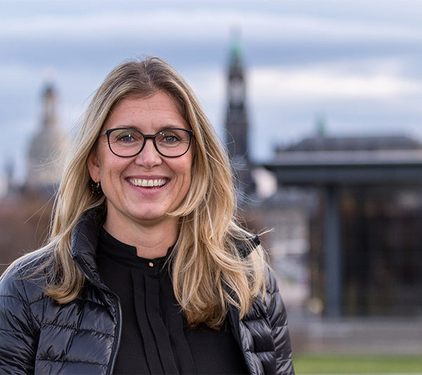 Sylvie Löffler vor der Silhouette von Dresden