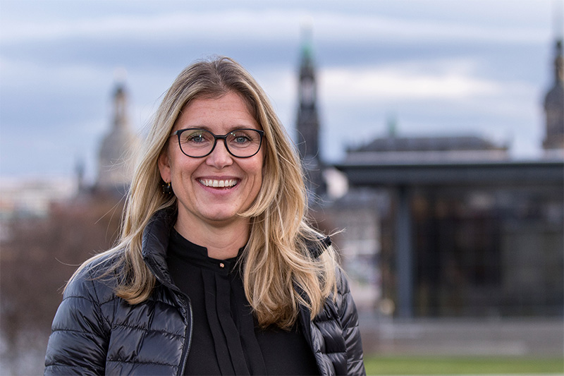Sylvie Löffler vor der Silhouette von Dresden