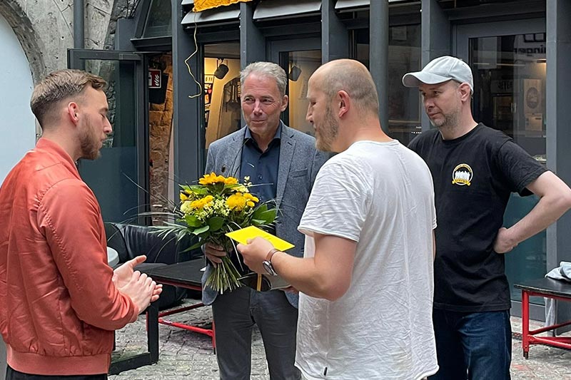 Jürgen Wehlend und Martin Inderkum übergeben Geschenk an FG-Vorstand