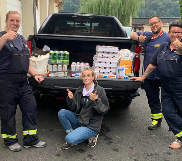 Vertreter der Feuerwehr Bad Schandau freuen sich über Hilfsgüter